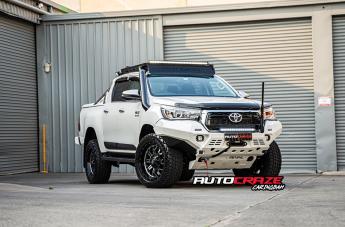 TOYOTA HILUX 4WD CRUSH GLOSS BLACK DOUBLE DARK TINT